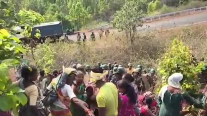 Villagers clashed with cops in Odisha's Rayagada. (Screengrab) Odisha tribal police clash