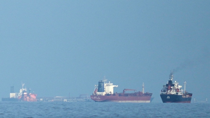 Oil tankers and cargo ships line up in the Strait of Hormuz. (Photo: AP) Oil tankers and cargo ships line up in the Strait of Hormuz. (Photo: AP)