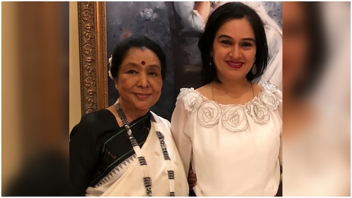 Padmini Kolhapure, remembering late Asha Bhosle, had introduced her to Dev Anand. (Photo: Instagram/Padmini Kolhapure) Padmini Kolhapure and Asha Bhosle