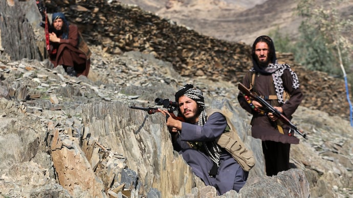 Afghan Taliban soldiers near the Torkham border (AP) Pakistan Afghanistan