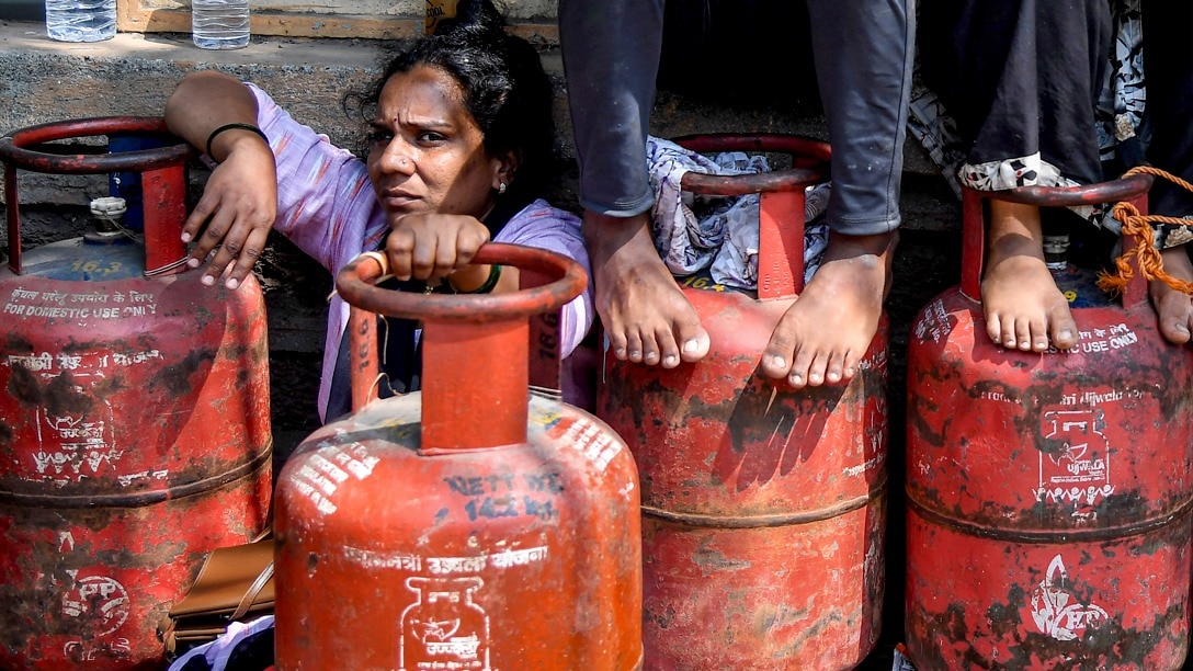 People wait in a queue to refill LPG cylinders in Mumbai on April 3. (PTI Image) People wait in a queue to refill LPG cylinders in Mumbai on April 3. (PTI Image)