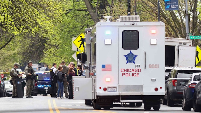 Police officers work the scene outside Endeavor Health Swedish Hospital in Lincoln Square, on Saturday, April 25, 2026. (Anthony Vazquez/Chicago Sun-Times via AP) Chicago firing