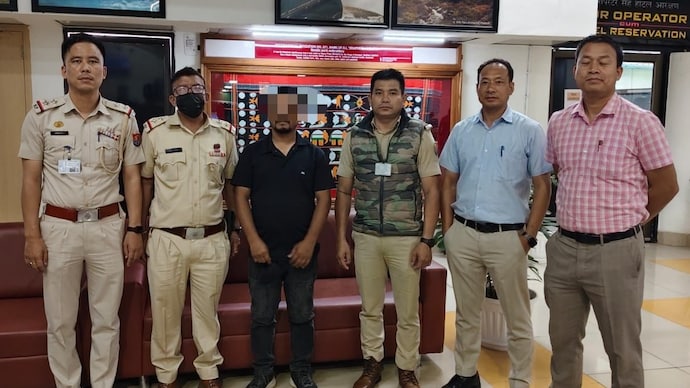 Police arrested suspected drug peddler, identified as Md Sabir Ahamed from Kwakta Khuman Thongkhong in Bishnupur district. Police arrested suspected drug peddler, identified as Md Sabir Ahamed from Kwakta Khuman Thongkhong in Bishnupur district.