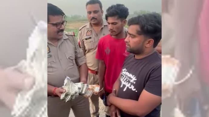 Police gathered the scattered notes and brought them to the station for counting. Police gathered the scattered notes and brought them to the station for counting.