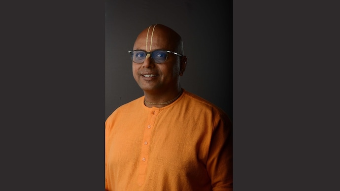 Quote of the day by Gaur Gopal Das: You can be completely selfish, completely selfless or... Quote of the day by Gaur Gopal Das: To accept someone when everything is going right is easy...