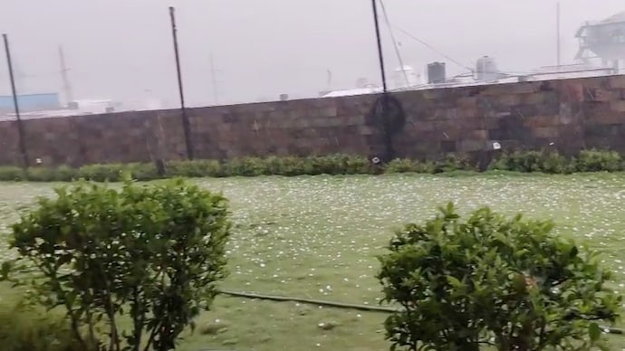 Hail is seen during an ongoing storm in the Delhi-NCR region. (Photo: Screengrab) Rain, hail hits Delhi-NCR: Orange alert issued, weather system to worsen