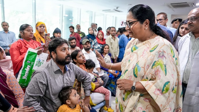 Delhi Chief Minister Rekha Gupta interacts with patients during an inspection at Aruna Asaf Ali Hospital in Delhi on Thursday. (Photo: PTI)