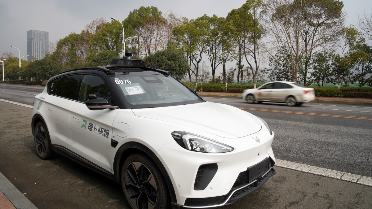 Robotaxis in China freeze on highway, leave passengers trapped inside for hours