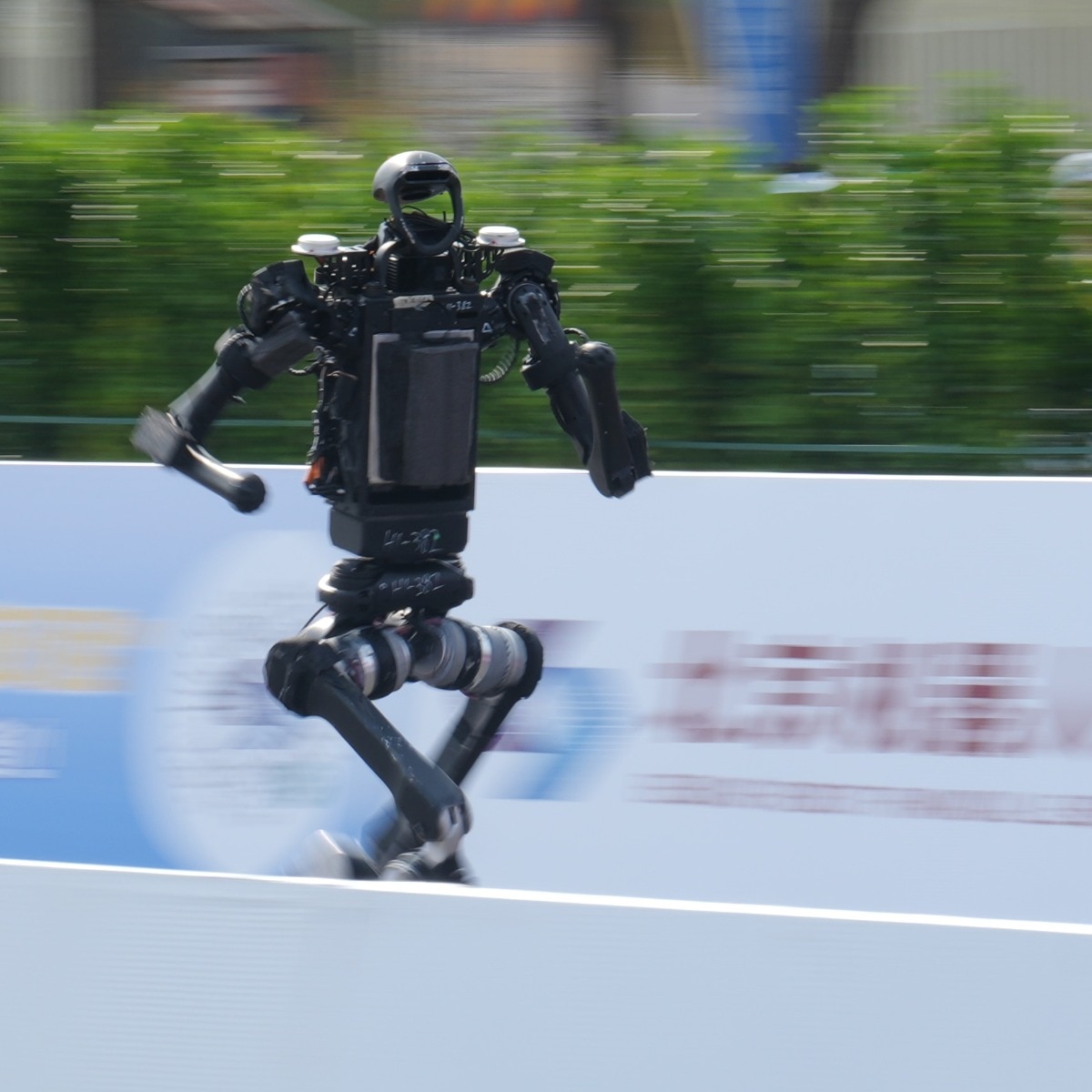 AI-powered robots run like humans and shatter world records in Chinese marathon race