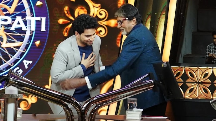 Samay Raina and Amitabh Bachchan on the KBC set. Samay Raina, Amitabh Bachchan