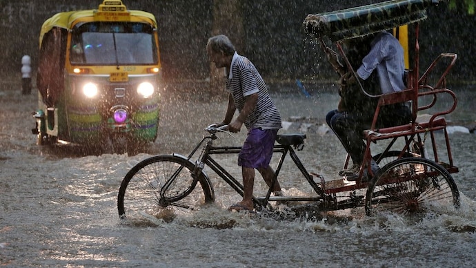 The weather drama continues. After Saturday rain in Delhi, the Western Disturbance is moving toward Jhansi, Gwalior and North MP this Sunday. Expect more thunderstorms and hail. (Photo: Reuters) Severe rain and 70 kmph winds are likely in Delhi NCR between 2 PM and 11 PM today. (Photo: Reuters)
