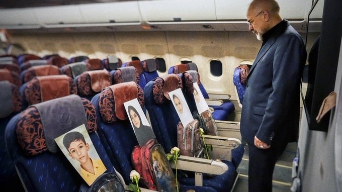 Iranian speaker carries Minab victims' images on flight to Islamabad for talks