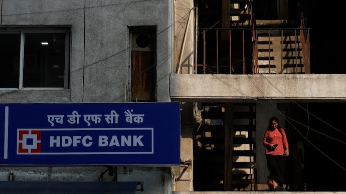 The biggest reason behind the drop in HDFC Bank's share price appears to be slower growth in core banking income.