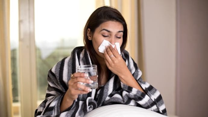 When weather change is sudden, immunity levels drop, making individuals more vulnerable to infections. (Photo: Getty Images) Sick woman suffering from headache in bed