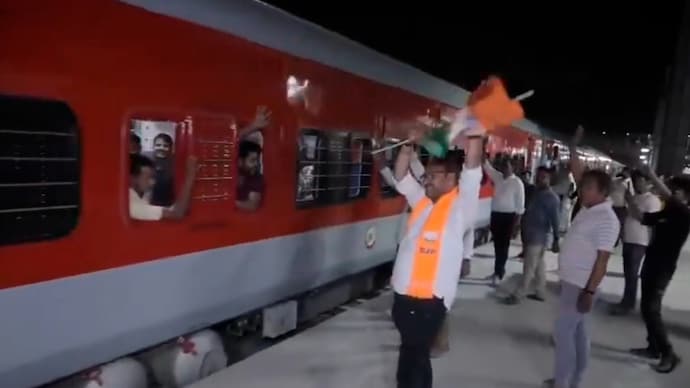 Social media videos showed BJP-arranged 'free trains' to Bengal departing from Surat. (Photo: Screengrab) Social media videos showed BJP-arranged 'free trains' to Bengal departing from Surat.