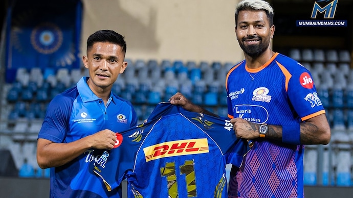 Sunil Chhetri receiving a personalised jersey from Hardik Pandya (Photo MI) Sunil Chhetri