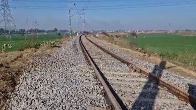 Indian Railways plans composite sleepers and AI-based track monitoring to improve safety, reduce maintenance costs and enhance passenger comfort, especially across bridges and critical track sections. (Photo: Screengrab) संदिग्ध तरीके से हुए धमाके में ट्रैक को पहुंचा नुकसान. (Photo: Screengrab)