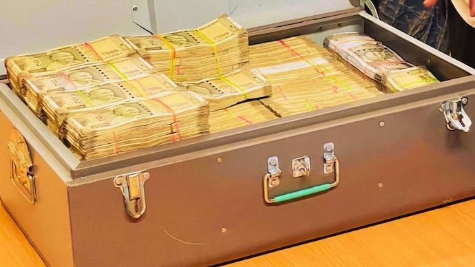 Cash, liquor, drugs seized from Bengal, Tamil Nadu (Representative Photo) बॉक्स में मिले 98 लाख रुपये कैश. (Photo: ITG)
