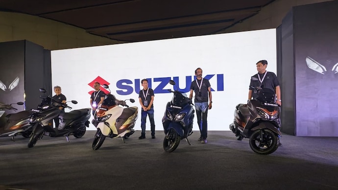 (L-R) Osamu Tani, Operations Manager, After Sales, Deepak Mutreja, Vice President – Sales & Marketing, Kenichi Umeda, Managing Director, Harikrishna K, Vice President- After Sales, Vivek Jain, Assistant Vice President Sale with the new Burgman. Suzuki officials with the new Burgman