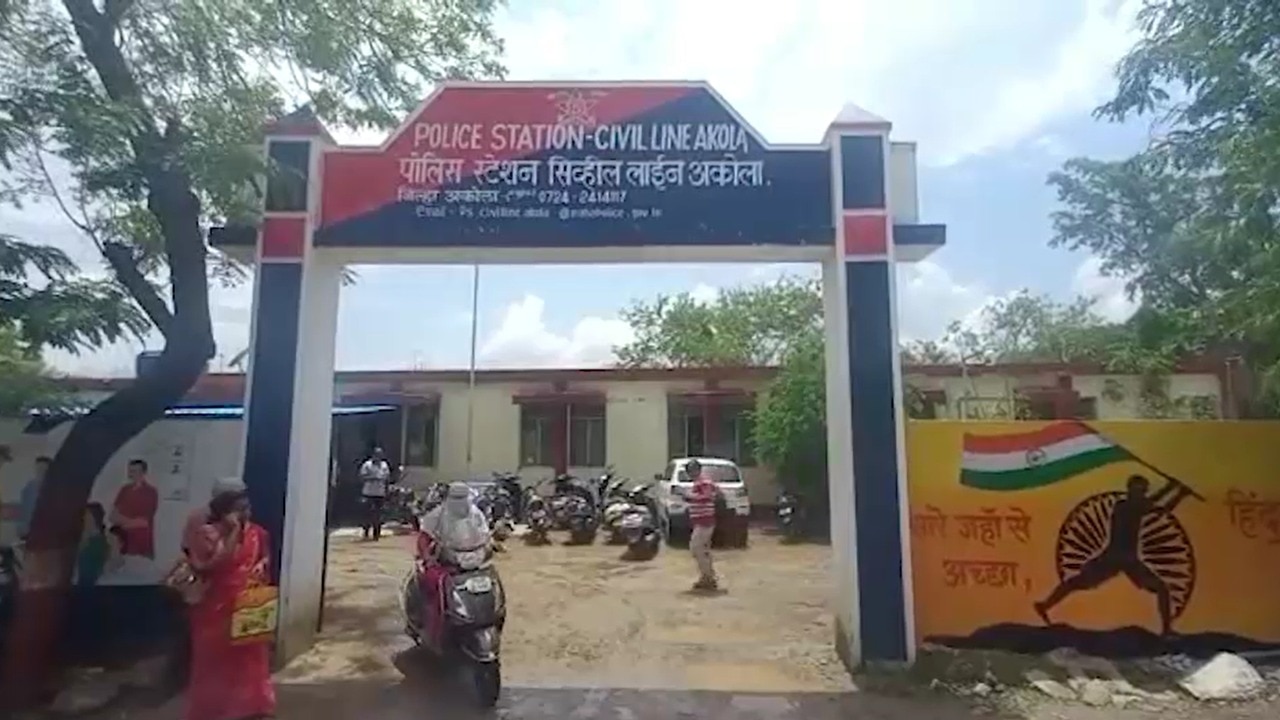 You're beautiful, your daughter must be too, cop tells accused woman; suspended