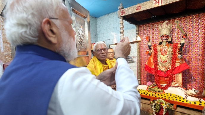 This tradition traces back to Ramakrishna Paramahansa, who once offered ‘dab-chingri’ to Maa Siddheshwari while praying for the recovery of Brahmananda Keshav Chandra Sen. This tradition traces back to Ramakrishna Paramahansa, who once offered ‘dab-chingri’ to Maa Siddheshwari while praying for the recovery of Brahmananda Keshav Chandra Sen.