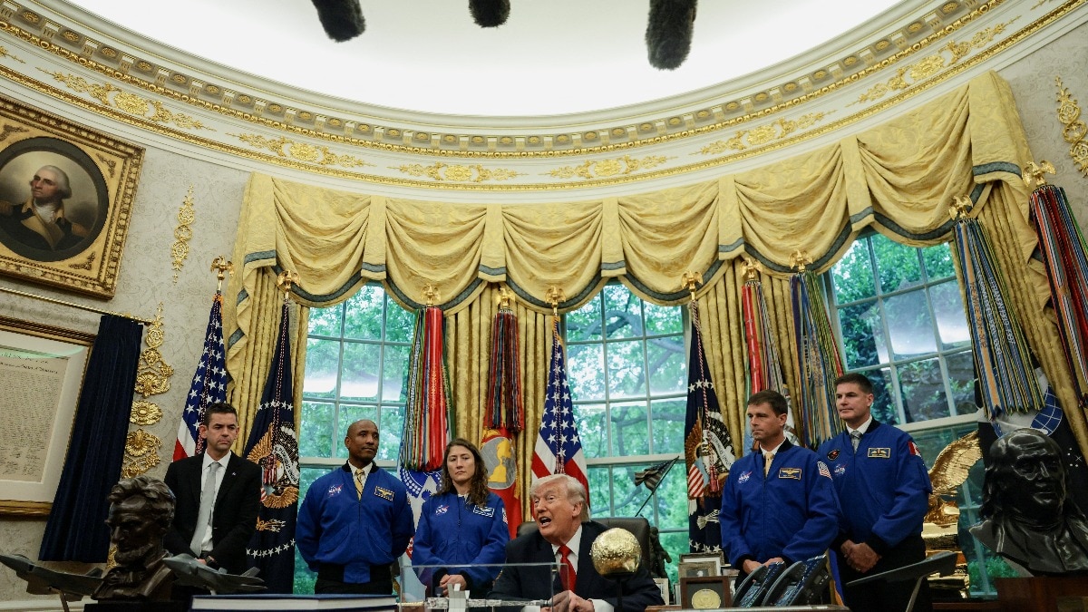 Artemis II astronauts, Donald Trump meet at White House NASA Moon ...
