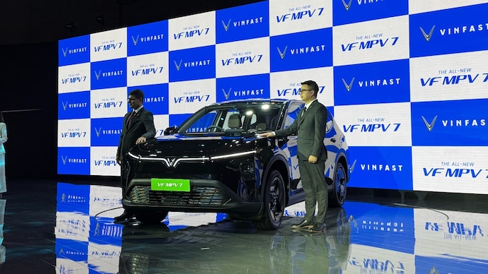 Tapan Ghosh, CEO, VinFast India (L) and Nguyen Duc Hieu, Deputy Director Vehicle Program, VinFast (R) with the VF MPV 7. VinFast VF MPV 7