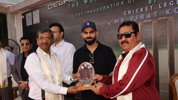 Virat Kohli and coach Rajkumar Sharma at DPS RK Puram (Courtesy: @Kohlisensation/x) Virat Kohli and coach Rajkumar Sharma at DPS RK Puram