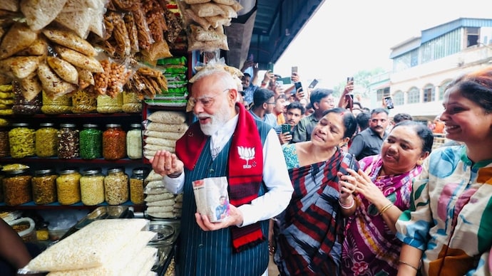 PM Modi eats jhalmuri in Jhargram in the middle of high-octane Bengal campaign - India Today