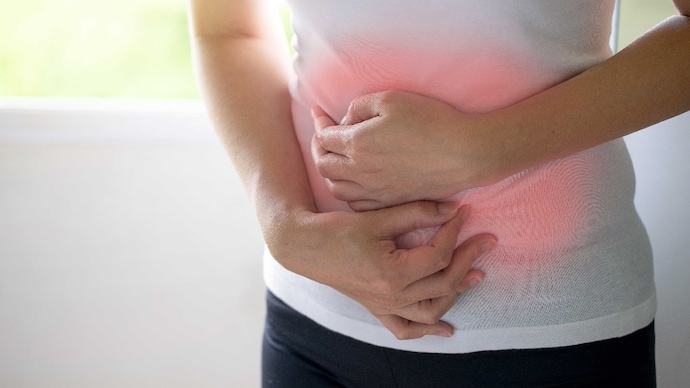 Heat speeds up the growth of microbes in food, raising the risk of consuming contaminated meals. (Photo: Getty Images) Women stomachache