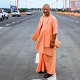 योगी आदित्यनाथ यूपी में एक्सप्रेवे बनवाने के सियासी चैलेंज में बहुत स्पीड से आगे निकल गए. योगी आदित्यनाथ यूपी में एक्सप्रेवे बनवाने के सियासी चैलेंज में बहुत स्पीड से आगे निकल गए.