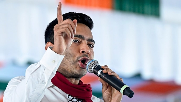 Banerjee alleged that counting agents and TMC candidates were forcibly removed from several counting centres. (Credits: Aaj Tak) TMC और BJP के बीच आरोप-प्रत्यारोप तेज हो गए हैं और चुनावी माहौल गरमा गया है (Photo: PTI)