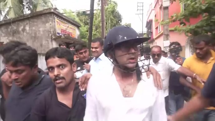 Eggs, stones thrown at TMC leader Abhishek Banerjee in Bengal's Sonarpur, locals raise 'chor chor' slogan - India Today