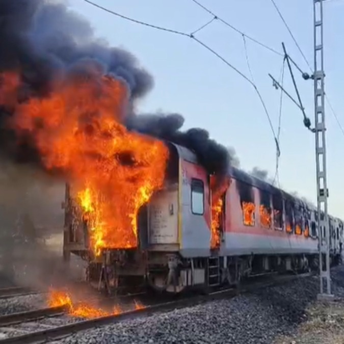 Massive fire erupts in AC coach of Thiruvananthapuram-Hazrat Nizamuddin Rajdhani