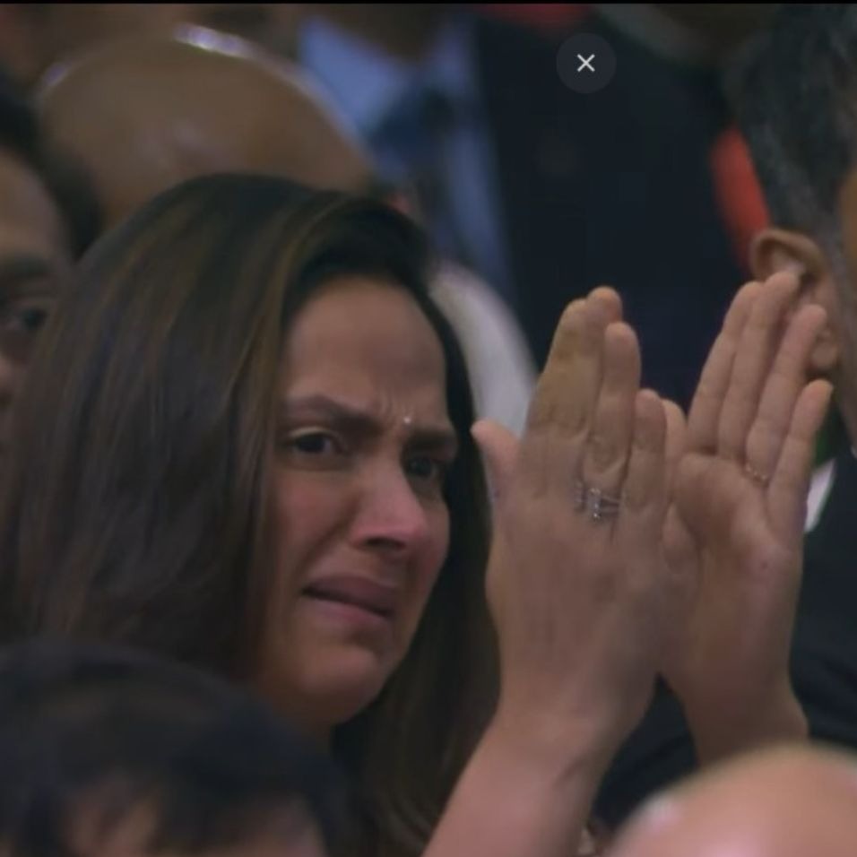 Ahana Deol breaks down as Hema Malini accepts late Dharmendra’s Padma Vibhushan