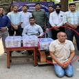 पुलिस गिरफ्त में आरोपी, जिसने बैंक से की चोरी. (Photo: Screengrabs) पुलिस गिरफ्त में आरोपी, जिसने बैंक से की चोरी. (Photo: Screengrabs)