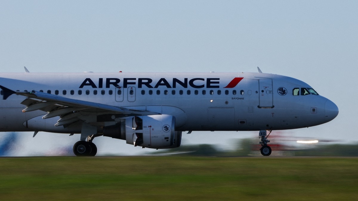 US-bound flight diverted to Canada after person from Ebola-hit region boarded plane