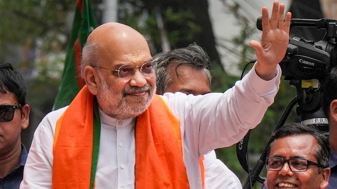 বাংলায় গেরুয়া ঝড়ে এবার কাণ্ডারি বাছার লড়াই, দায়িত্ব পেলেন অমিত শাহ! বাংলায় গেরুয়া ঝড়ে এবার কাণ্ডারি বাছার লড়াই, দায়িত্ব পেলেন অমিত শাহ!
