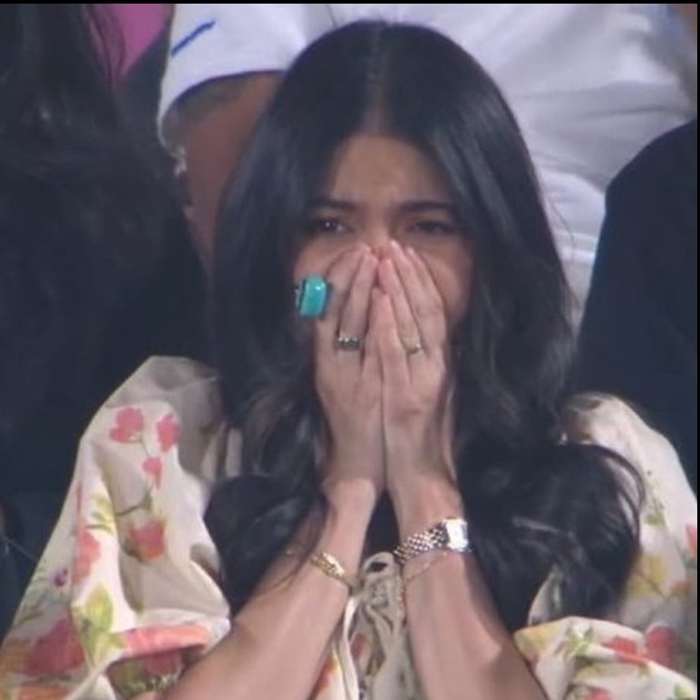Virat Kohli rushes to hug Anushka Sharma after RCB enters IPL 2026 final. Watch