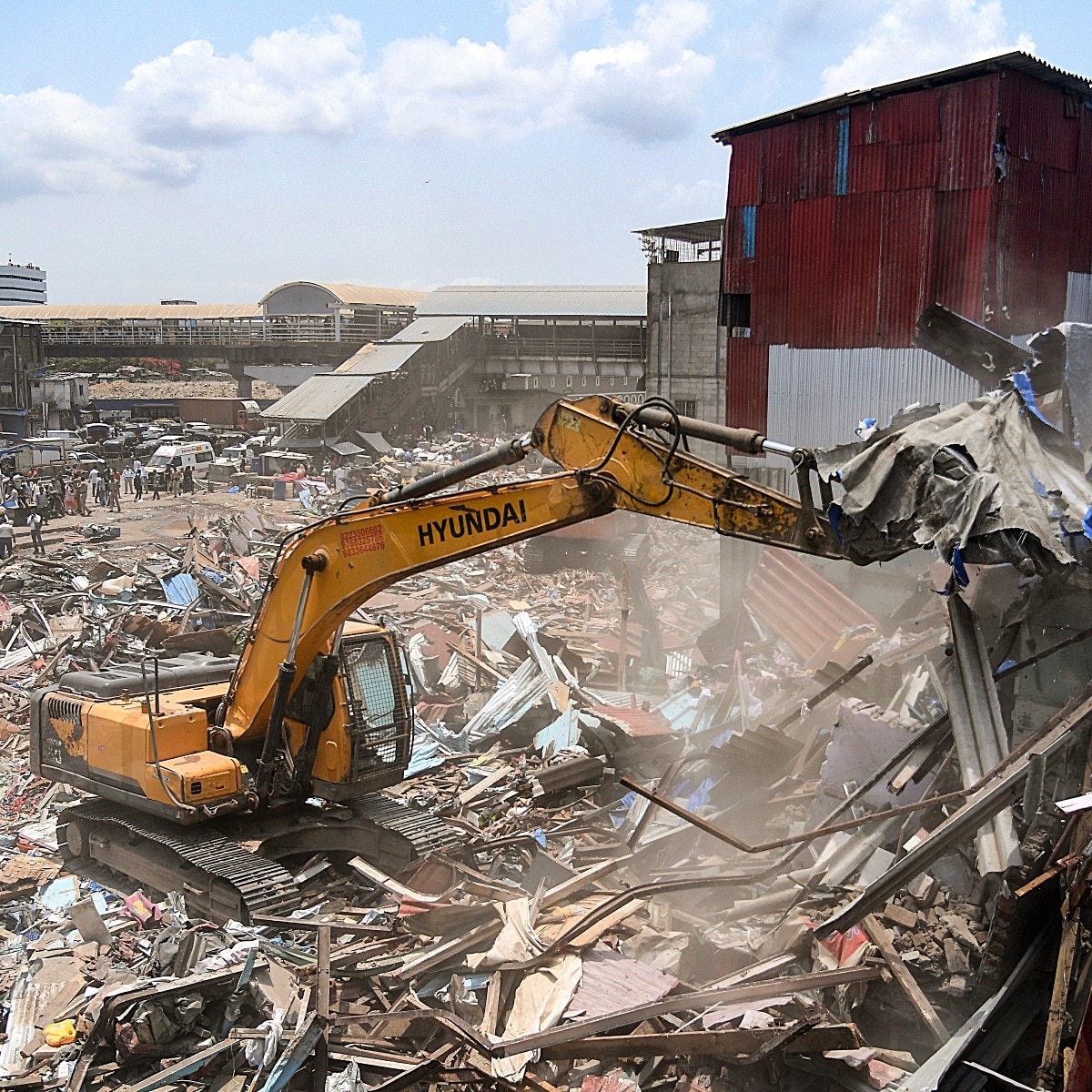 bandra slum demolition garib nagar congress supporters sunil dutt monsoon timing backlash social media commuters support move bombay high court decision stone pelting shanties dharavi