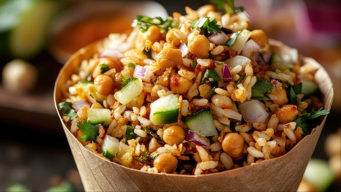 A simple recipe explains how to make street-style jhalmuri at home with puffed rice, spices and chutney. (Photo- Adobe Stock) शाम को कुछ तीखा और चटपटा खाने का है मन? बंगाली स्टाइल में घर पर बनाएं झालमुड़ी (Photo- Adobe Stock)