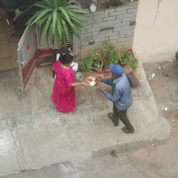 Bengaluru woman serves chai, biscuits to workers every morning, makes internet smile