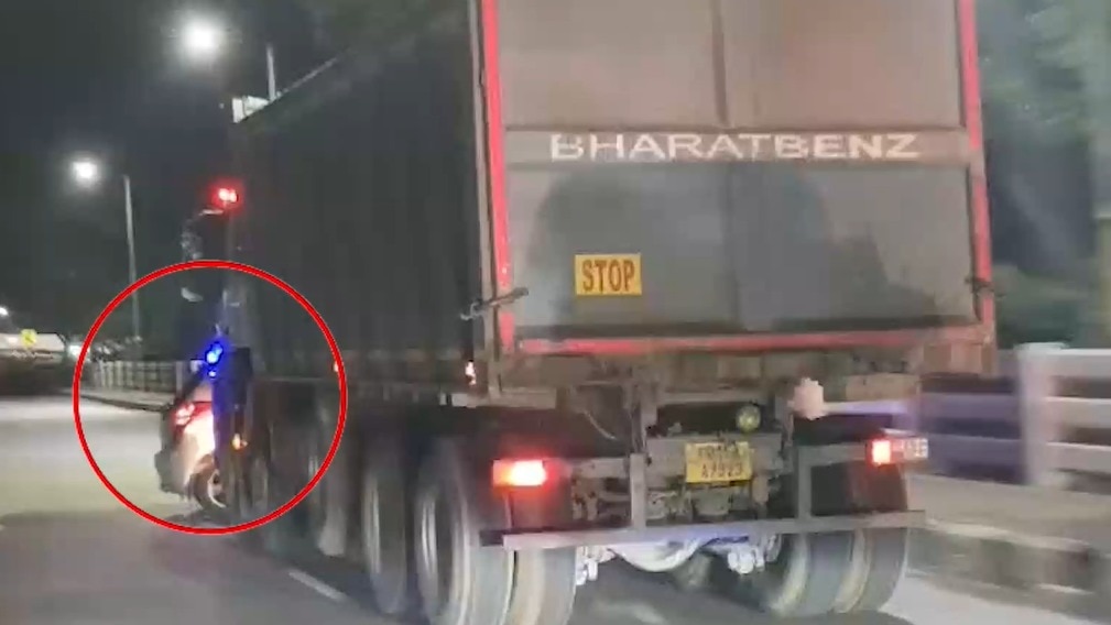 Video: Truck rams car, drags father and daughter for metres on Odisha bridge