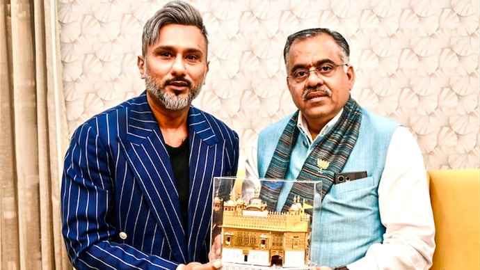 Honey Singh met BJP's Tarun Chugh (R) over the drug-free campiagn in Punjab. BJP-Honey Singh