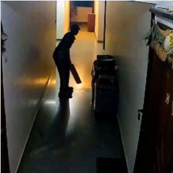 Blinkit delivery man's moment with cricket bat reminds many of unfinished dreams