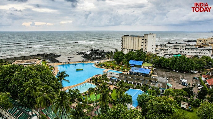 breach candy club mumbai delhgi gymkhana inherited privilege debate europeans at helm bombay sports recreation clubbing parsi businessmen elites land issue whites only shashi tharoor kicked out colonial hangover