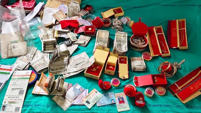 Cash, gold found in South 24 Parganas hospital OT sparks political row Cash, gold found in South 24 Parganas hospital OT sparks political row