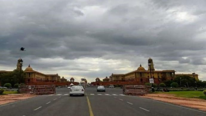 Delhi woke up to a cloudy, overcast sky on the morning of May 13. (File Photo: PTI) Cloudy Sky in delhi, IMD Weather forecast (File Photo-PTI)