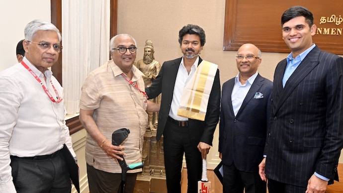 Tamil Nadu CM Vijay gifted Virat Kohli signed MRF bat (Photo X/@UpdatesChennai) CM Vijay