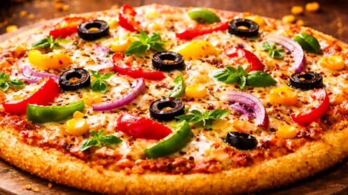 Thin crust and thick crust pizzas differ in texture, flavour, calories and eating experience. Here’s a simple guide to help pizza lovers choose the crust that suits them best. (ITG) Corn flour pizza is gluten-free and nutritious.(ITG)